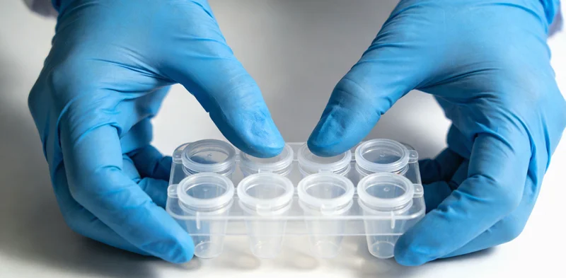 合肥家庭中，家长关切地看着身体