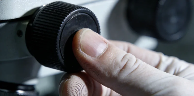 医生在办公室内，结合电脑屏幕上