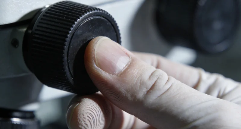 一位医生正在诊室内认真分析医学