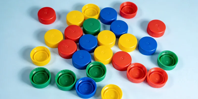 专业医生在实验室中专注分析血液