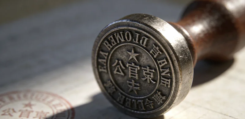 患者家属正在与本地服务人员沟通