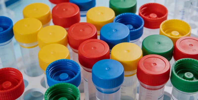 专业人员在认证实验室内操作设备及进行报告解读咨询的场景