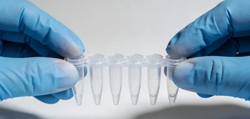 医生正在与患者家属讨论病情，背