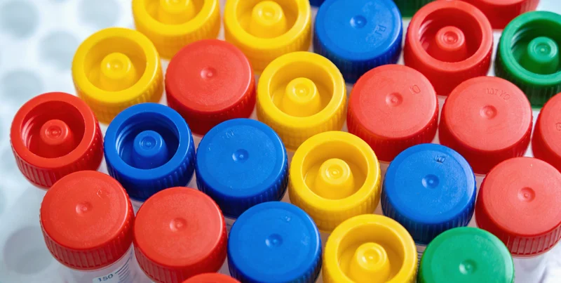 专业实验室技术人员操作测序仪