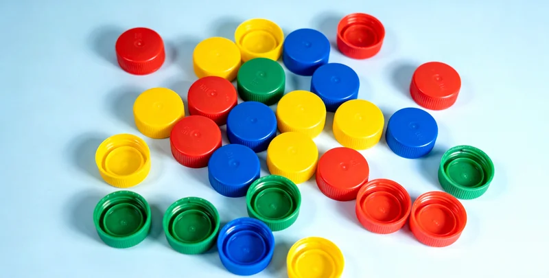 医护人员在生物安全柜内处理检测