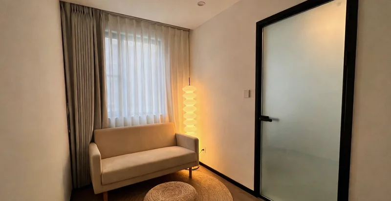 一个家庭在轻松氛围中查看健康报