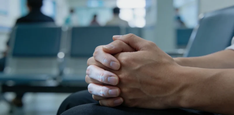 佩戴口罩预防呼吸道感染的示意图