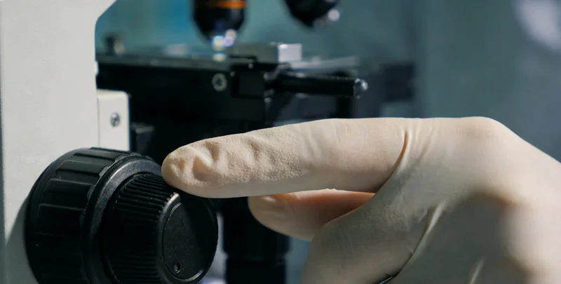 医疗团队讨论检测结果的场景