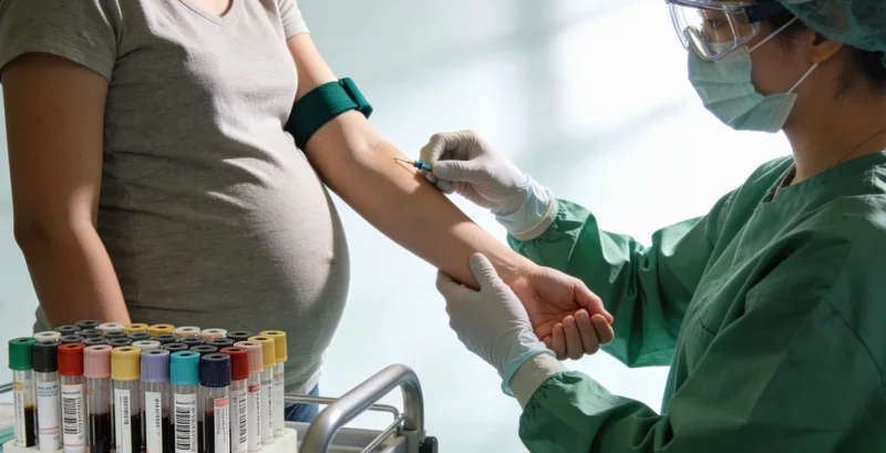 德阳脑胶质瘤患者与医生正在严肃讨论病情与治疗方案