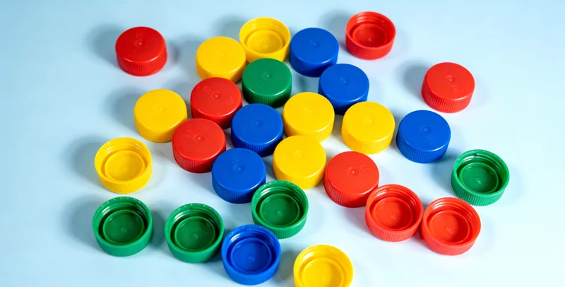 一位中年男性在户外阳光下露出如