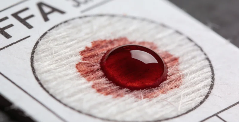 医护人员正在进行样本采集