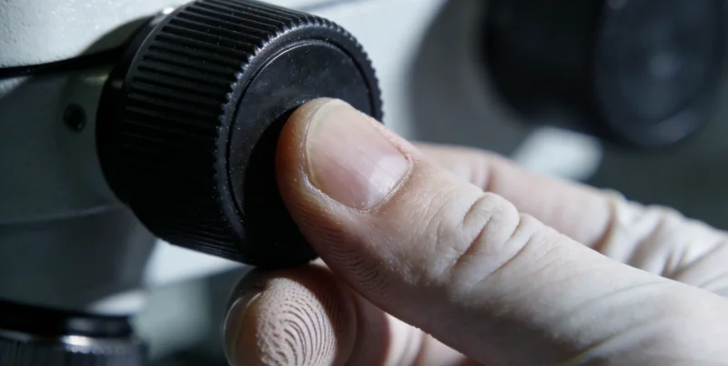 生物信息分析师在电脑前分析宏基