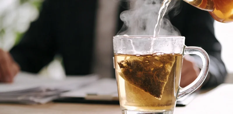 康复出院的患者与医护人员握手，