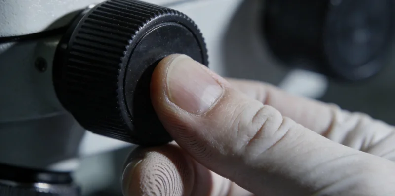 医生正在分析基因检测报告