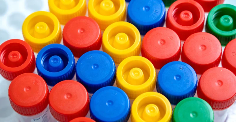 专业技术人员在实验室内进行基因测序操作的场景