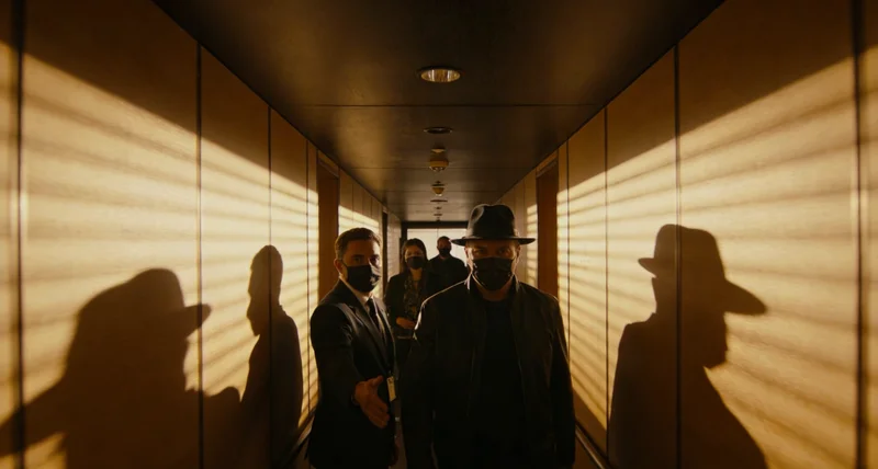 一位女性手持体检报告,露出安心