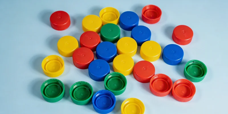 专业技术人员在实验室内操作高通量基因测序仪