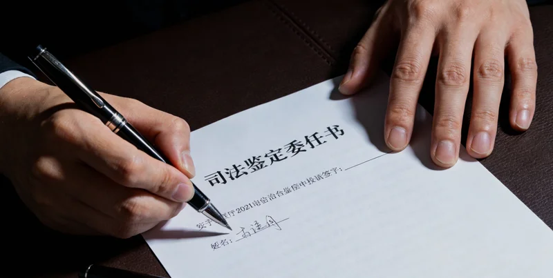 泉州城市天际线与现代医疗建筑结合的画面，象征本地医疗科技发展