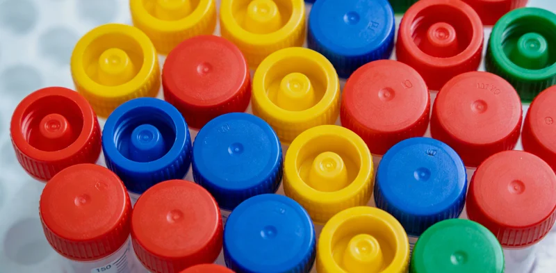 专业实验室内的技术人员正在进行基因检测操作