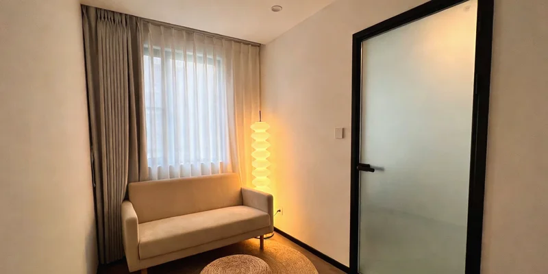 男性在诊室与医生沟通的示意图