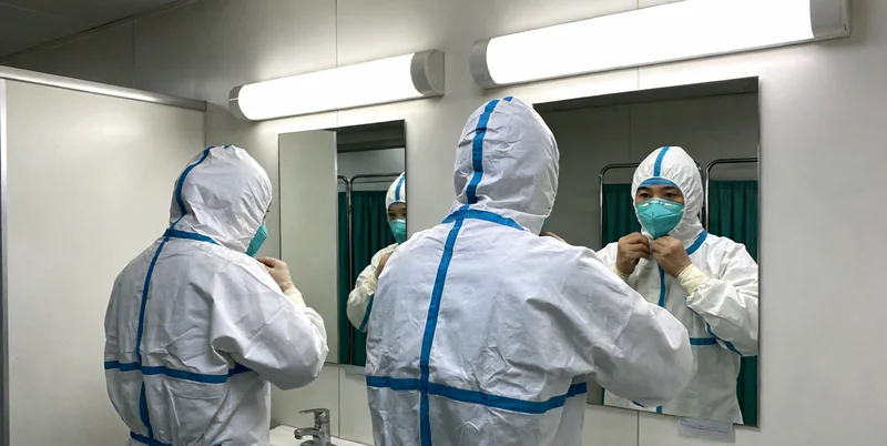 护士为老人上门采集咽拭子样本