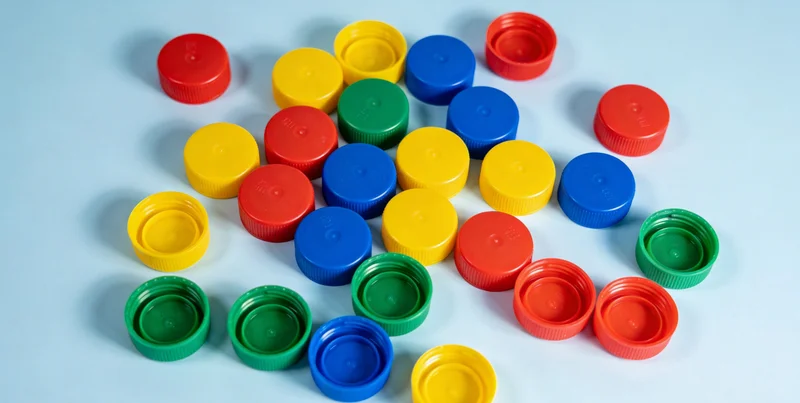 左侧为芜湖某医院大楼,右侧为现代化基因检测实验室场景,中间是简洁的机构对比信息图