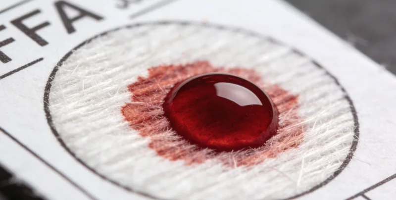 医护人员正在规范采集不同类型临