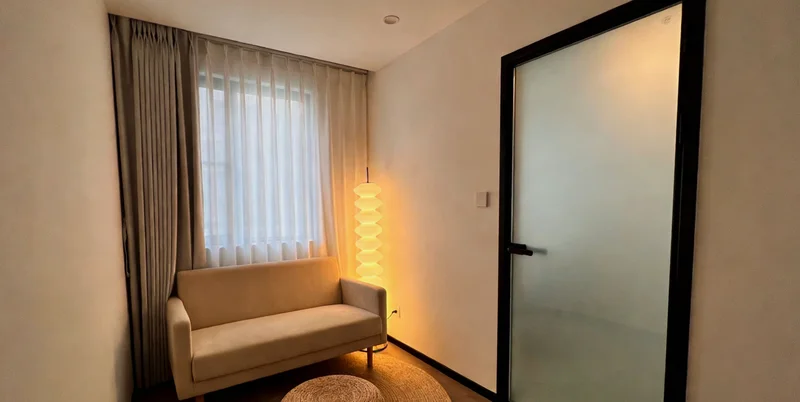 卡通示意图：开窗通风，人物佩戴