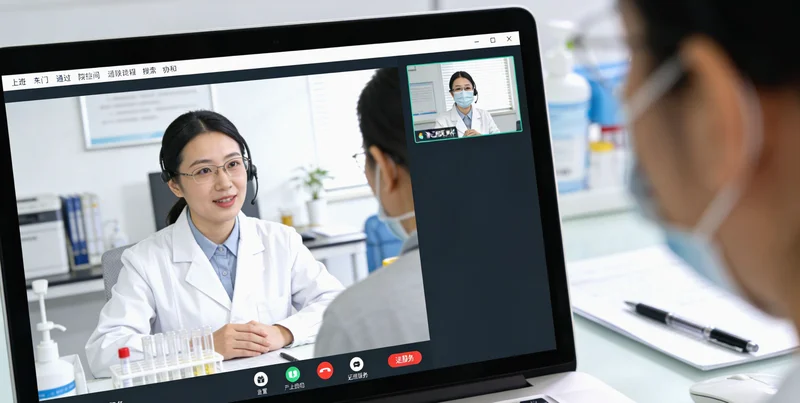 鹤岗渔业劳动者在水面作业的场景