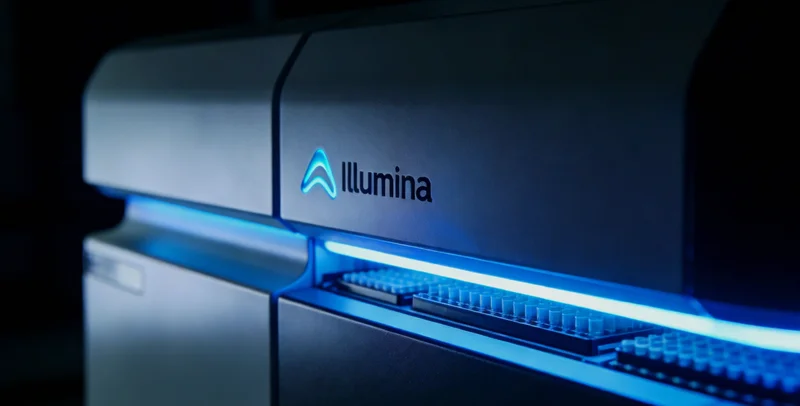 温馨的家庭场景，父母与孩子在一