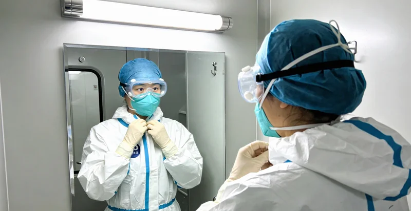 医生进行腰椎穿刺获取脑脊液样本