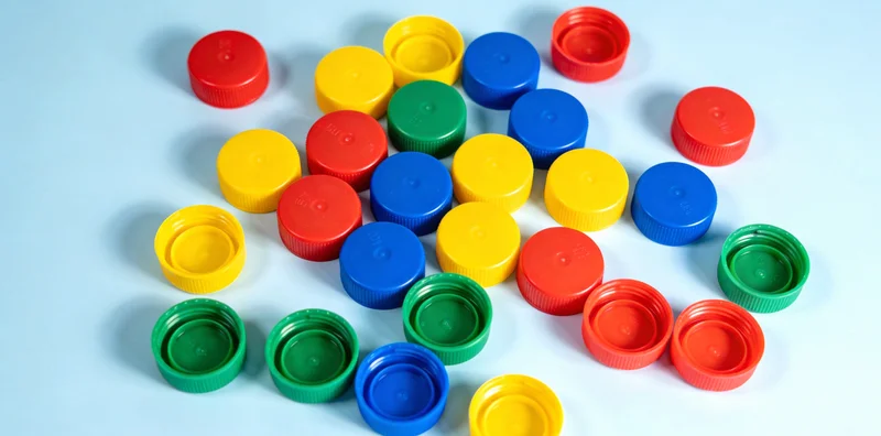 专业实验室内，技术人员正在操作