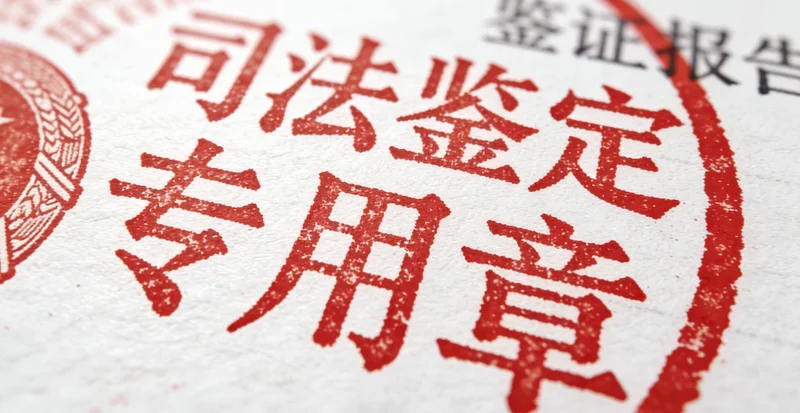 医护人员上门为居家老人进行呼吸