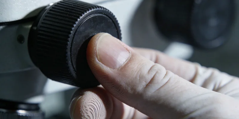 医生在办公室分析基因检测报告并