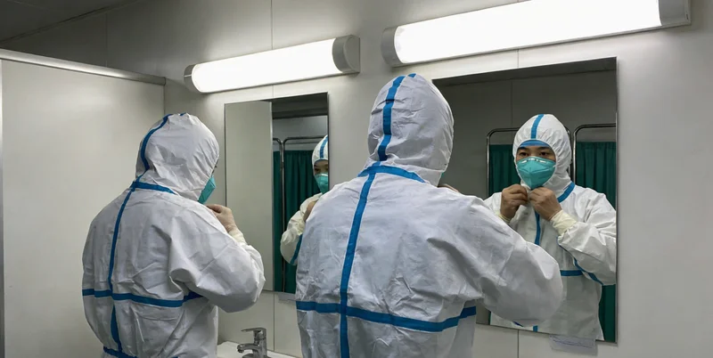 示意图：左侧为遥远的大型综合医院，右侧为方便可达的本地医疗服务中心，形成对比