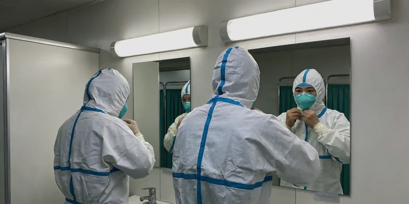 医生向患者解释检测结果