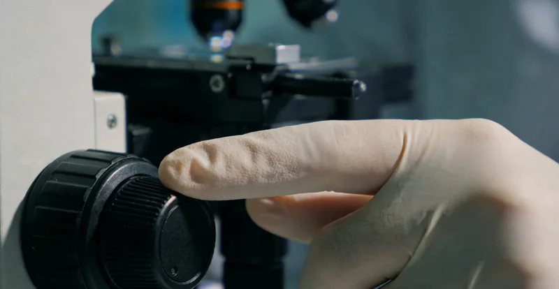 专业人员围坐一起，讨论大屏幕上