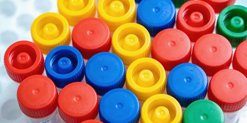 万核基因钦州实验室内部,工作人员正在操作精密仪器