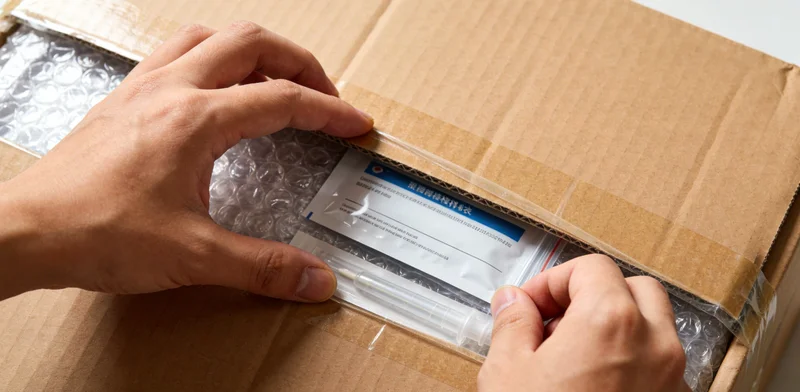 展示基因检测的采样工具包,包括