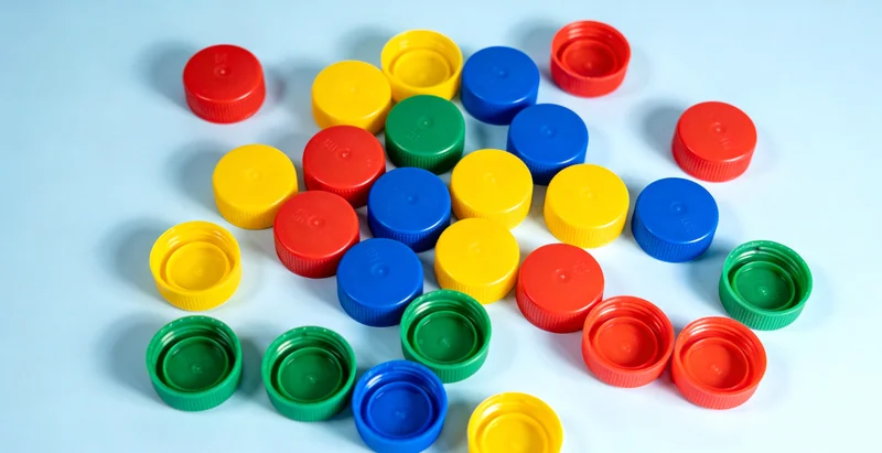 专业医生在办公室解读基因检测报告，背景是现代化的检测实验室