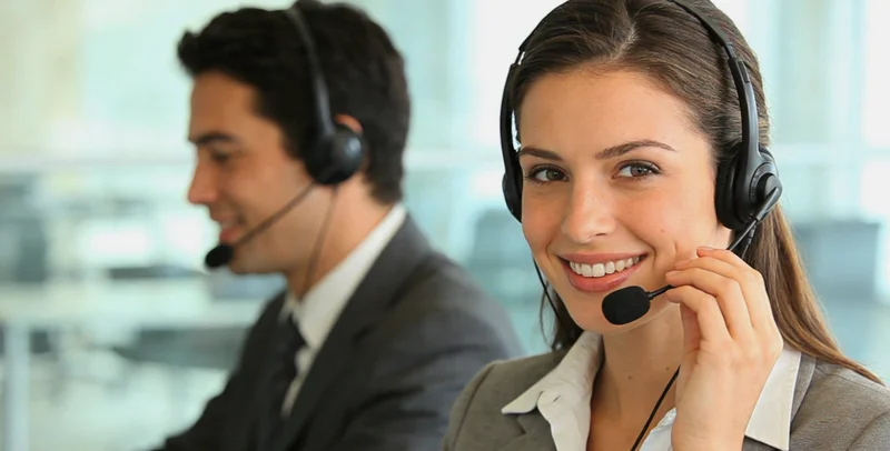 温馨的家庭场景，寓意健康检测带