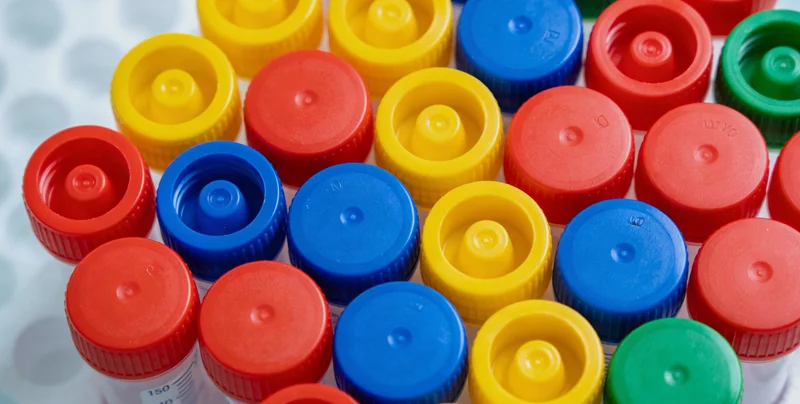 分子诊断实验室中,技术人员正在