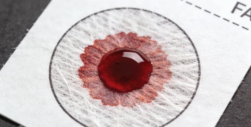 戴手套的手正在使用一次性采样管