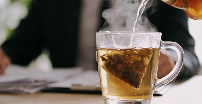 汉中本地医生在诊室内为患者家属详细讲解脑部影像检查结果