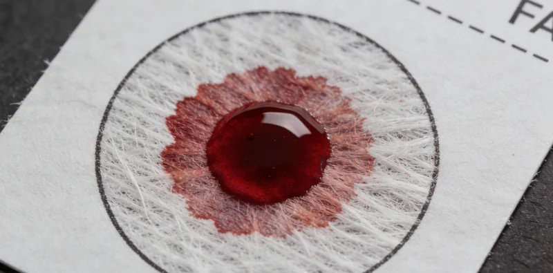 绍兴市民在公园中交谈,背景是江南水乡建筑