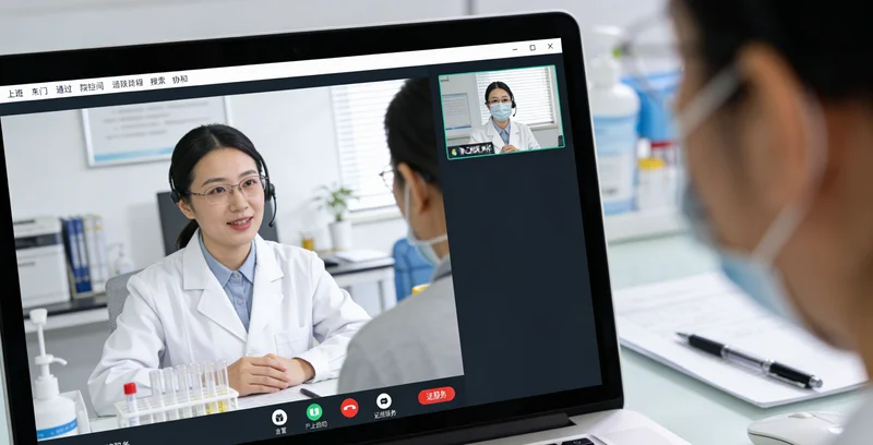 潮州居民在进行甲状腺健康咨询