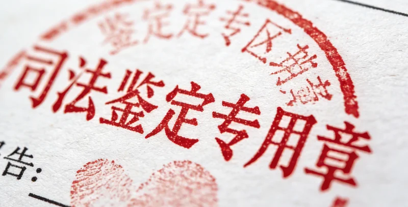 医生在病房与家属讨论危重患者病