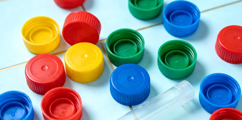 一对夫妻在温暖的阳光下相视而笑