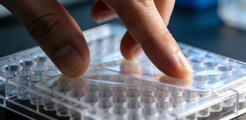 佛山医院内，家长正在与儿科医生进行严肃的病情沟通