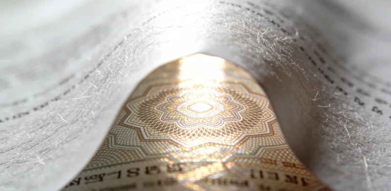 哈密某医院儿科候诊区，家长带着